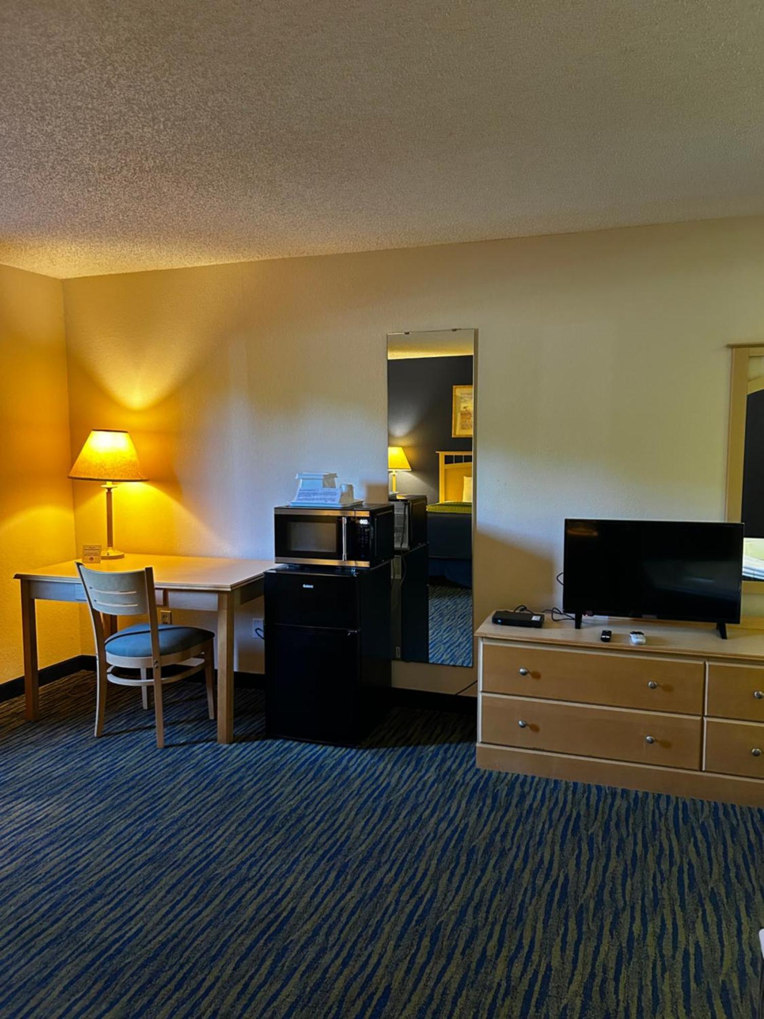 Ameristay Inn & Suites Waverly Buitenkant foto