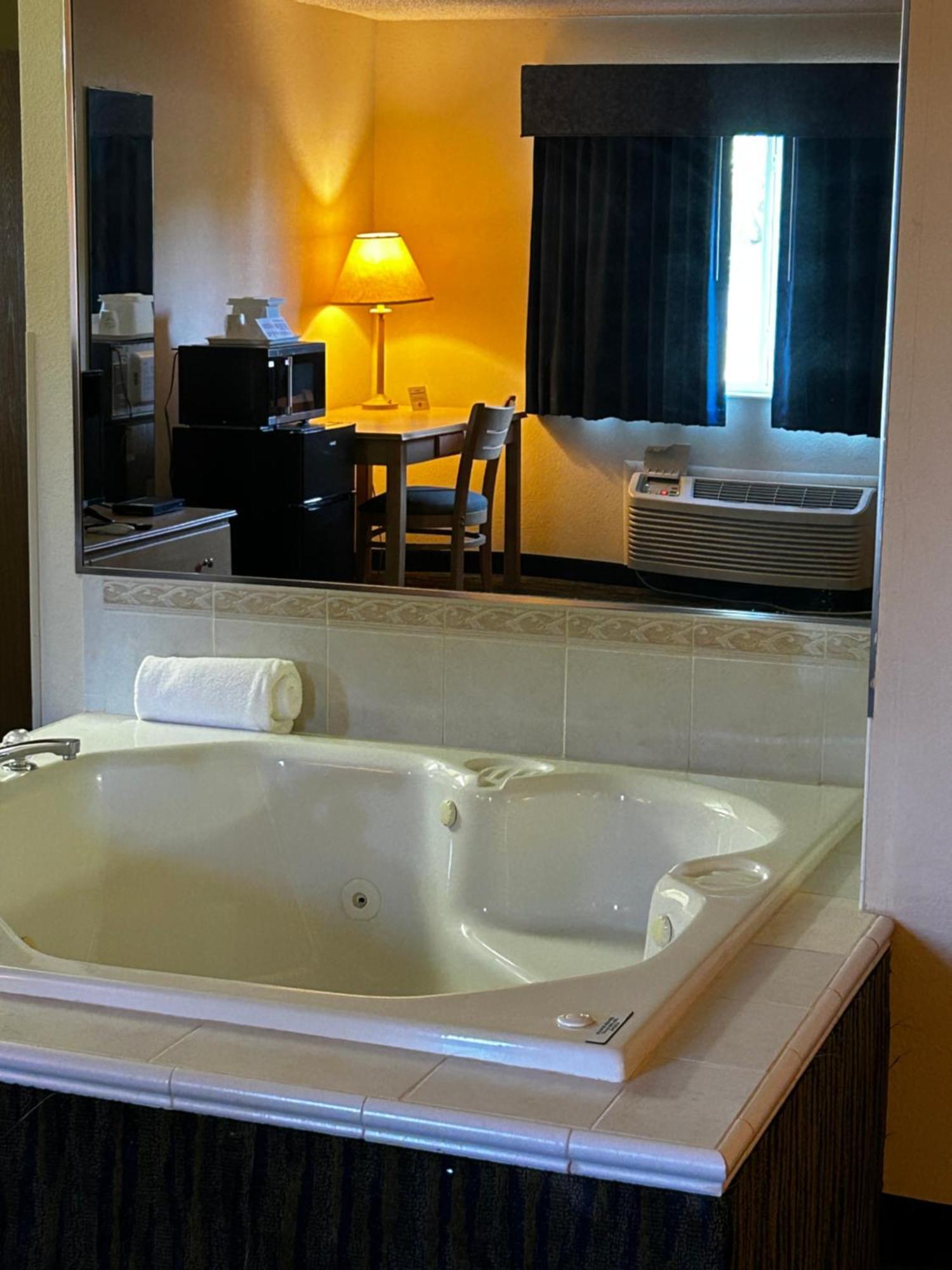 Ameristay Inn & Suites Waverly Buitenkant foto
